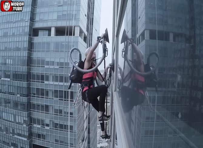 Video: A professional climber uses two vacuum cleaners to scale a building's face